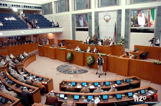 برلمان الكويت يوافق على تأجيل استجواب وزير الداخلية