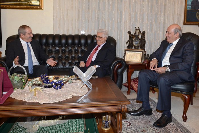 وزير الخارجية يلتقي الرئيس الفلسطيني في عمان