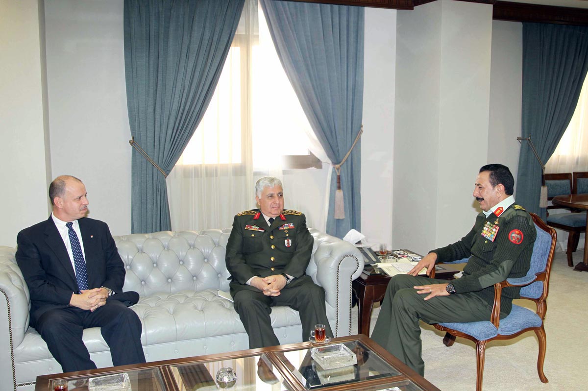 نائب الملك يستقبل رئيس هيئة الأركان التركي