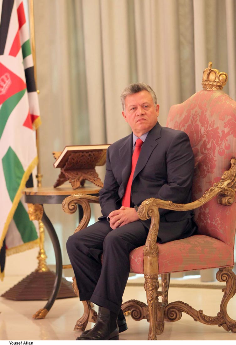 الملك يستمع إلى رد مجلس الأمة على خطاب العرش السامي