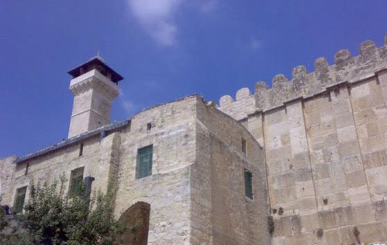 منع رفع الآذان في الحرم الإبراهيمي 44 وقتا الشهر الماضي