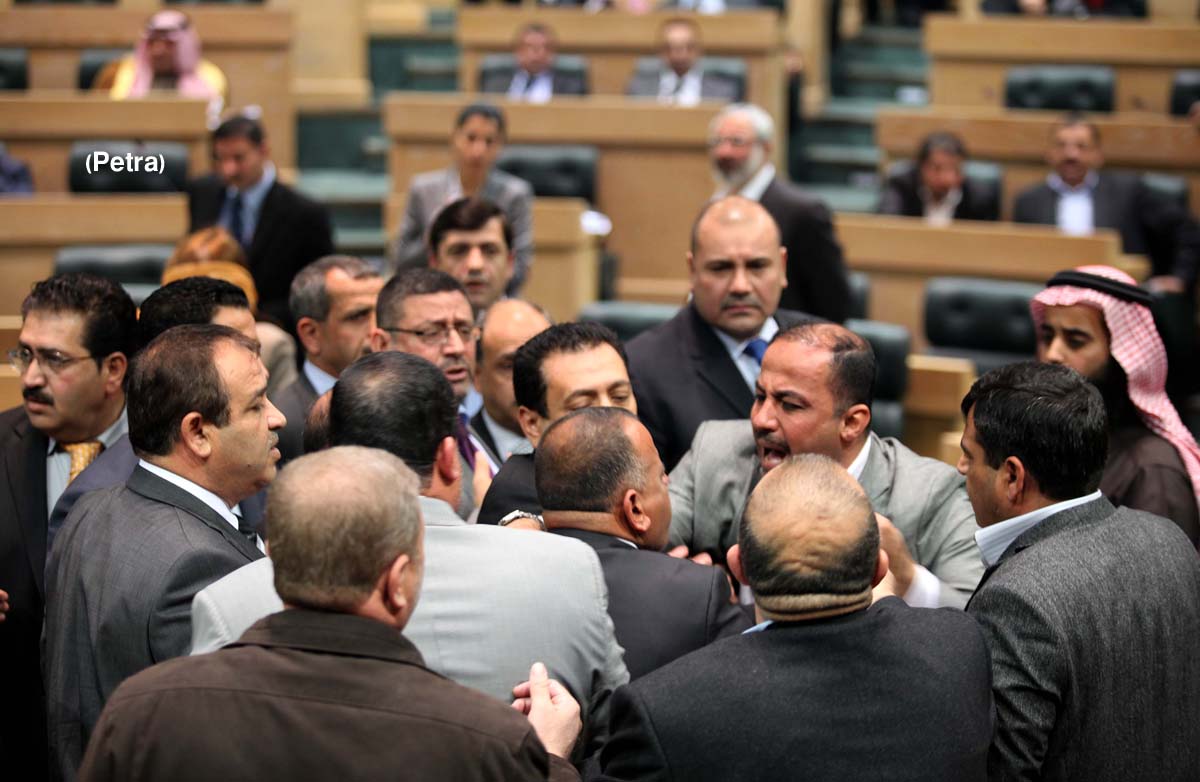 جلسة النواب : فوضى تمنع رئيس الوزراء من استكمال رده حول رفع اسعار المحروقات