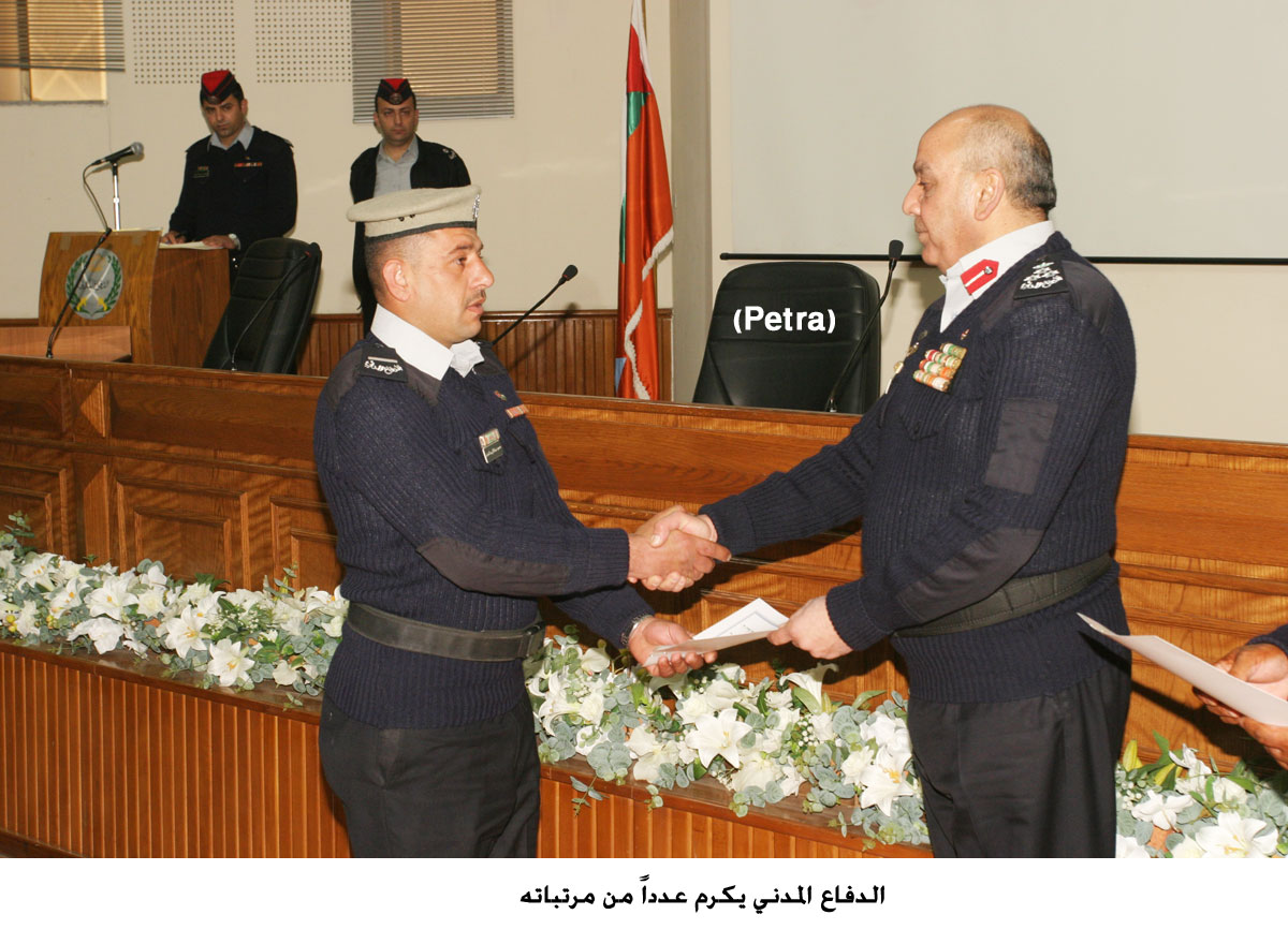 الدفاع المدني يكرم عدداً من مرتباته