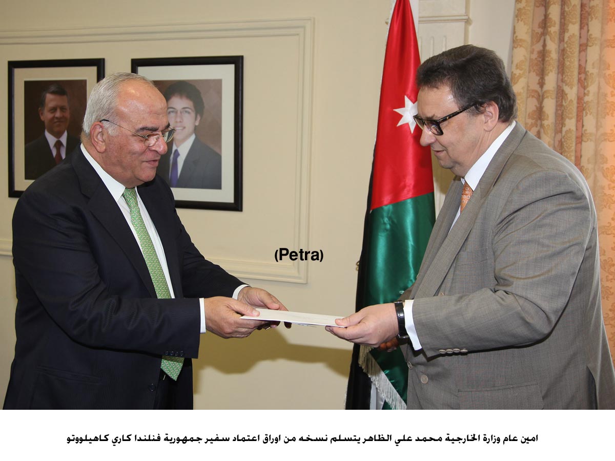 الخارجية تتسلم نسخا من اوراق اعتماد عدد من السفراء