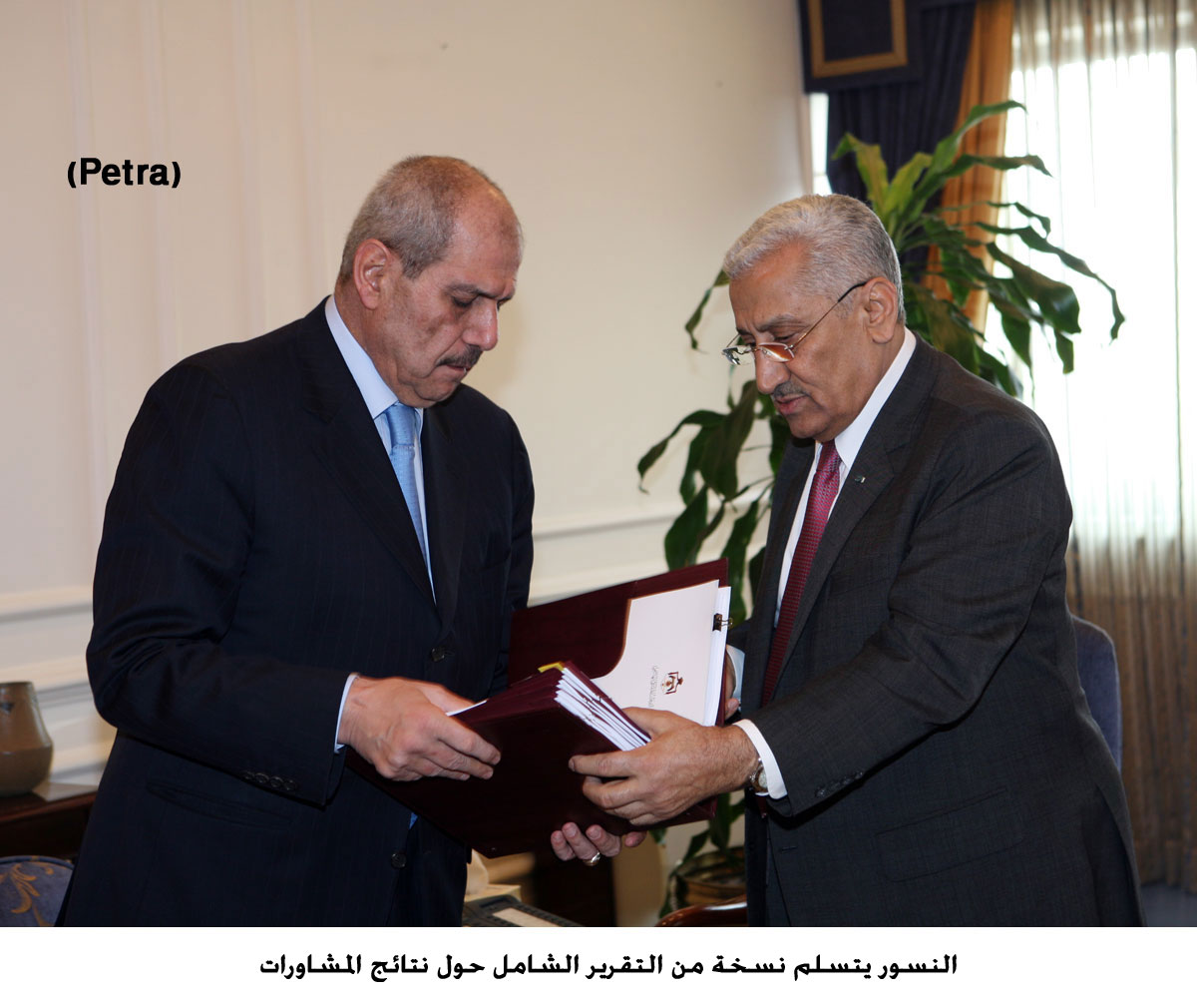 النسور يتسلم نسخة من التقرير الشامل حول نتائج المشاورات