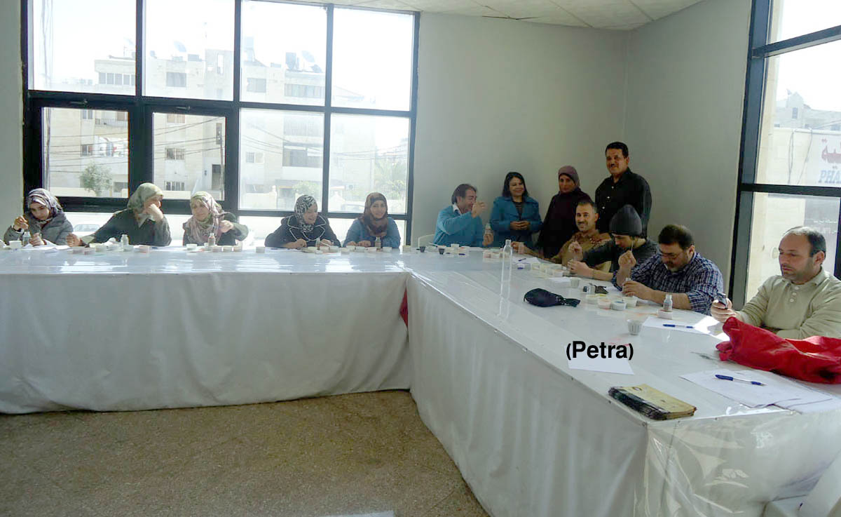 ورشة في اربد لتعليم حرفة زجاجات الرمل الملون