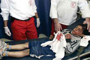 مستوطن يعتدي على طفل فلسطيني بالخليل