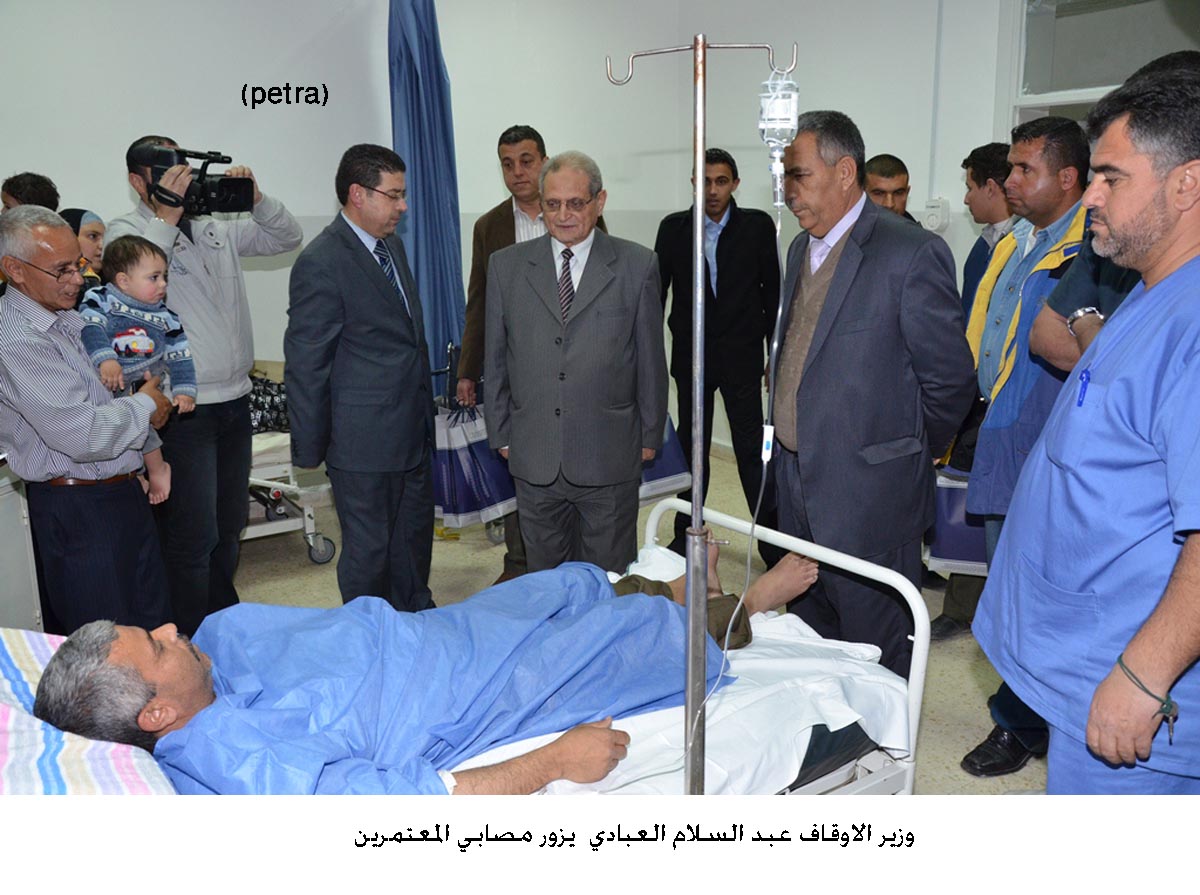 وزير الاوقاف يزور مصابي المعتمرين