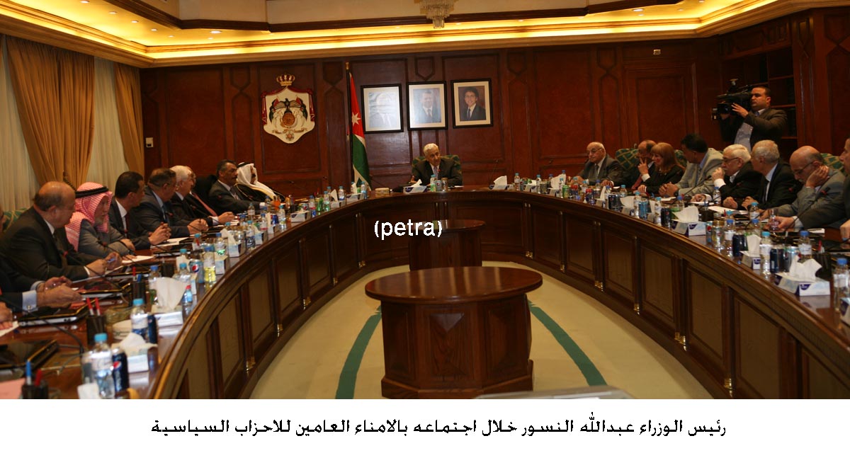 النسور يعقد لقاءين مع الامناء العامين للاحزاب السياسية ورؤساء لجان الخدمات في المخيمات