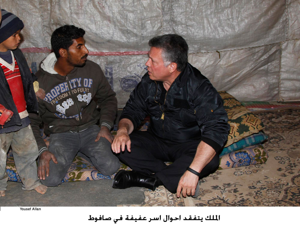 الملك يتفقد أسر عفيفة تقطن خيما في منطقة صافوط