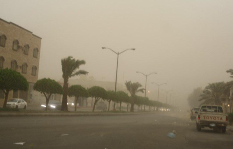 طرق مغلقة بسبب الغبار الكثيف