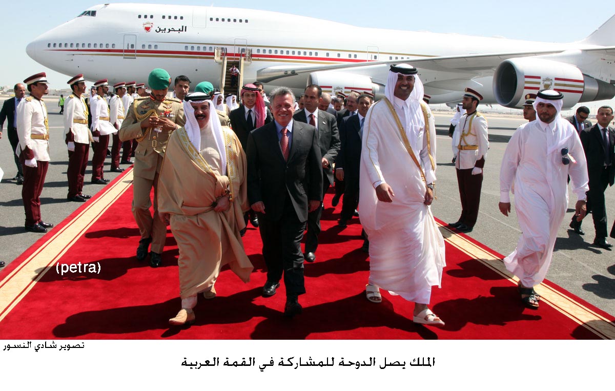 الملك يصل الدوحة للمشاركة في القمة العربية