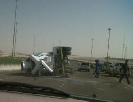 إصابة شخصين اثر حادث تدهور خلاط اسمنت في العاصمة