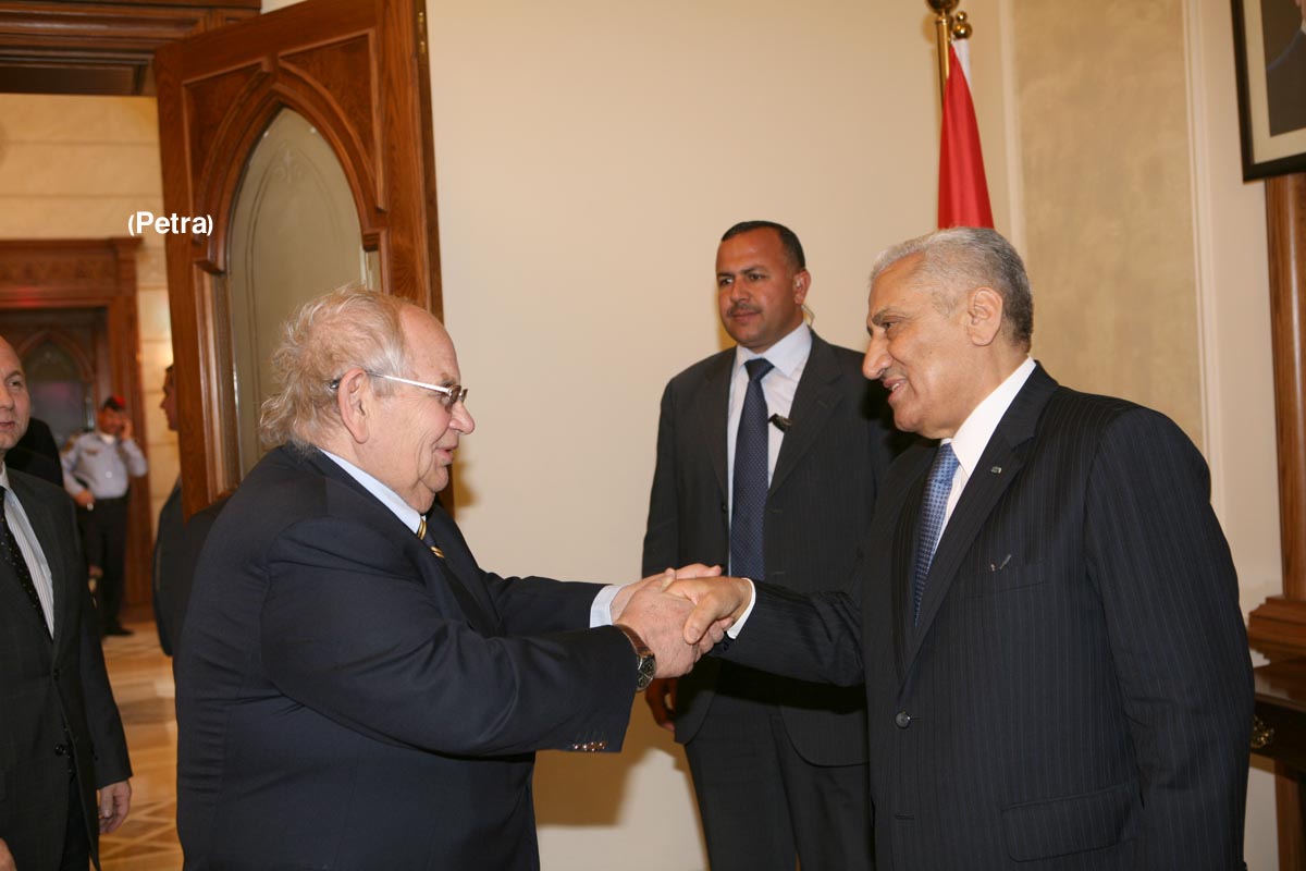 النسور والفريق الوزاري يتقبلون التهاني بتشكيل الحكومة