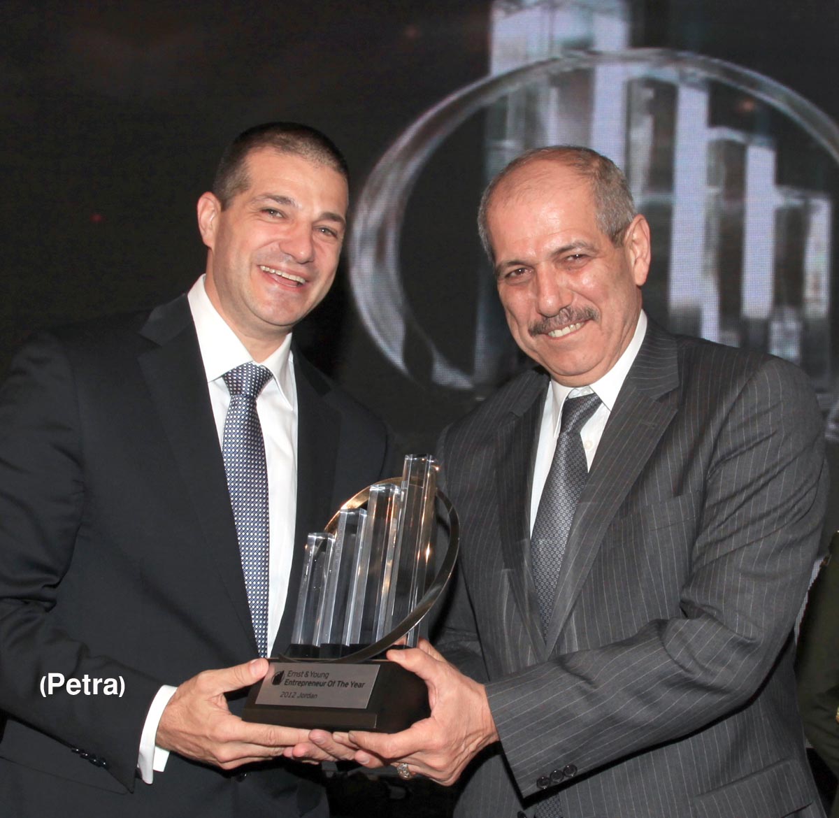 مندوبا عن الملك الطراونة يرعى حفل تسليم جائزة رواد الأعمال