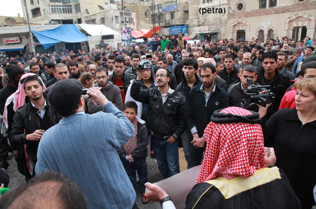 وقفة احتجاجية سلمية امام الحسيني تطالب بالاصلاح