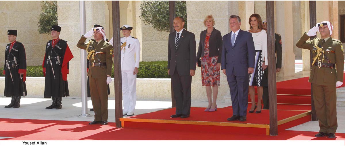 King, Queen receive New Zealand governor general, wife