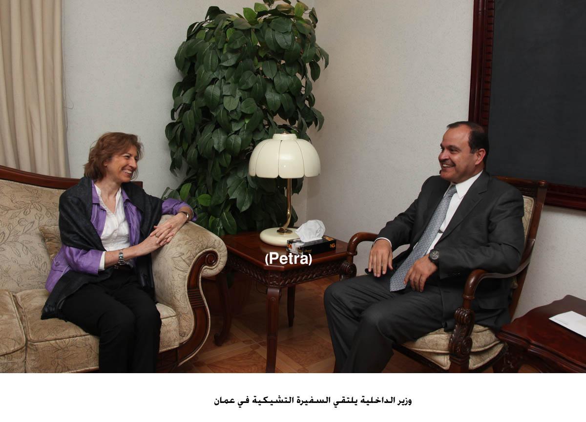 وزير الداخلية يلتقي السفيرة التشيكية في عمان