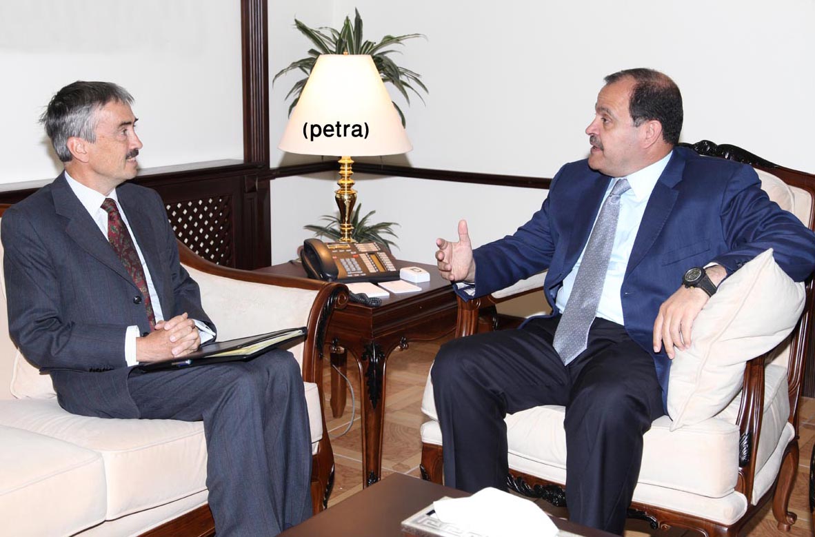 وزير الداخلية والسفير البريطاني يبحثان العلاقات الثنائية