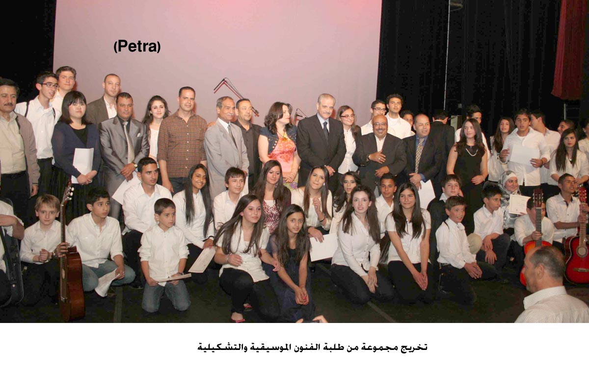تخريج مجموعة من طلبة الفنون الموسيقية والتشكيلية