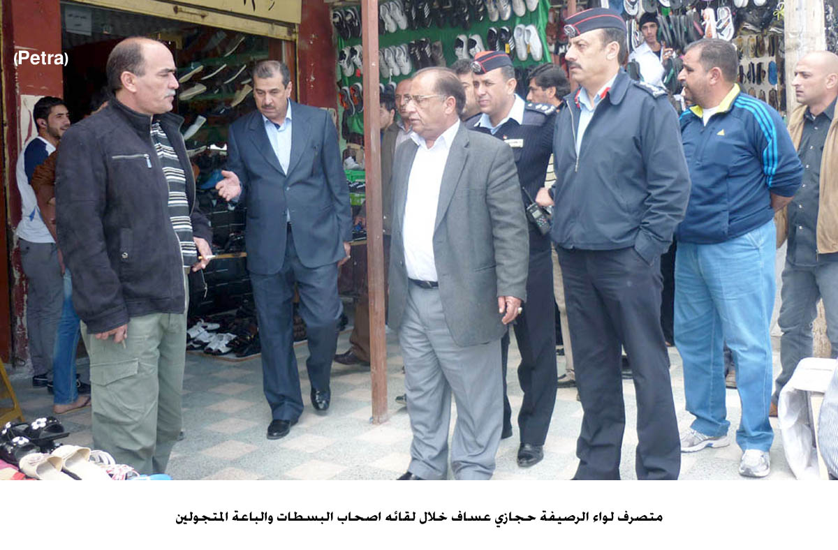 متصرف الرصيفة يشدد على ضرورة ازالة البسطات أمام مخيم حطين