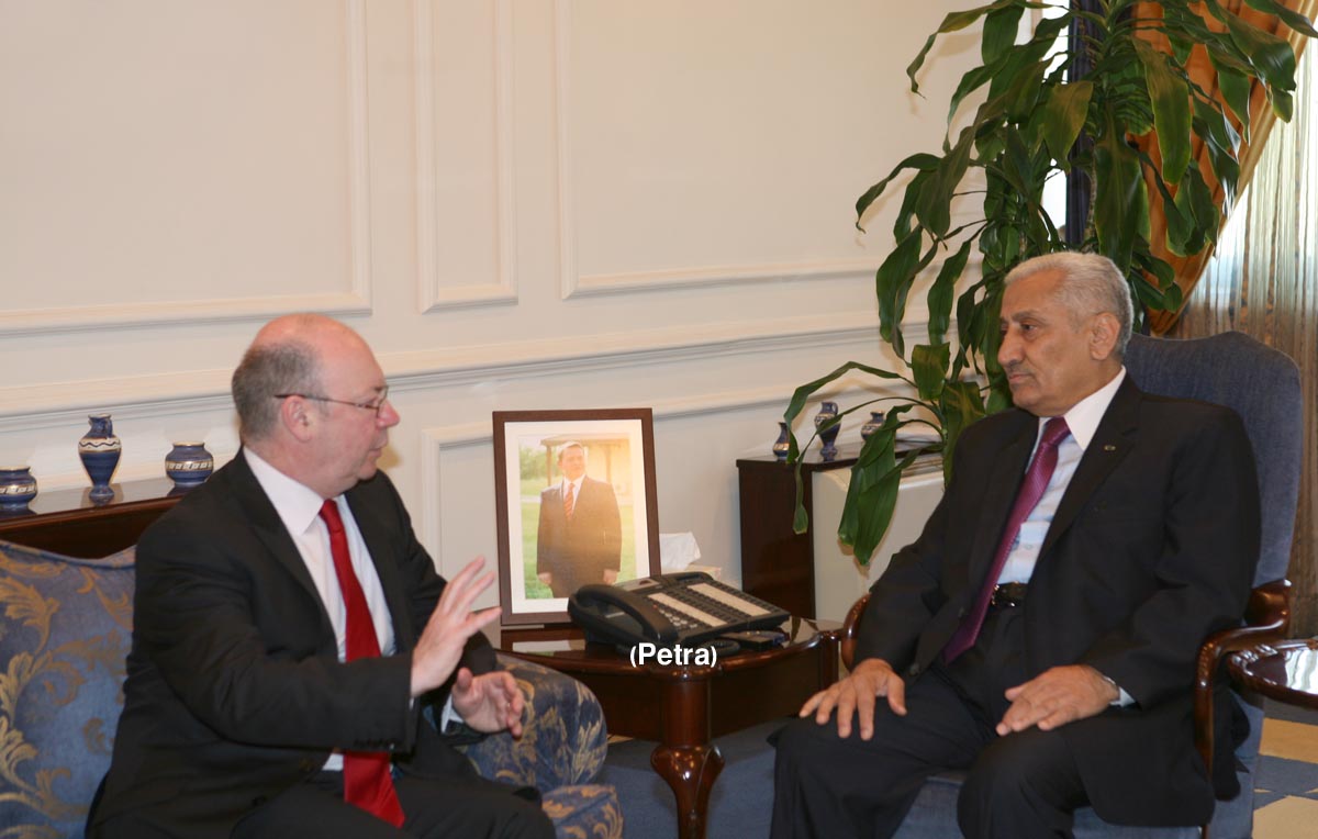 Esnour meets British minister, chairs roundtable discussion