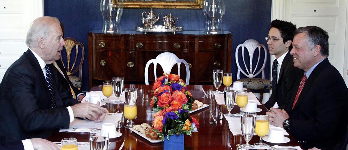 الملك يلتقي نائب الرئيس الأميركي ..