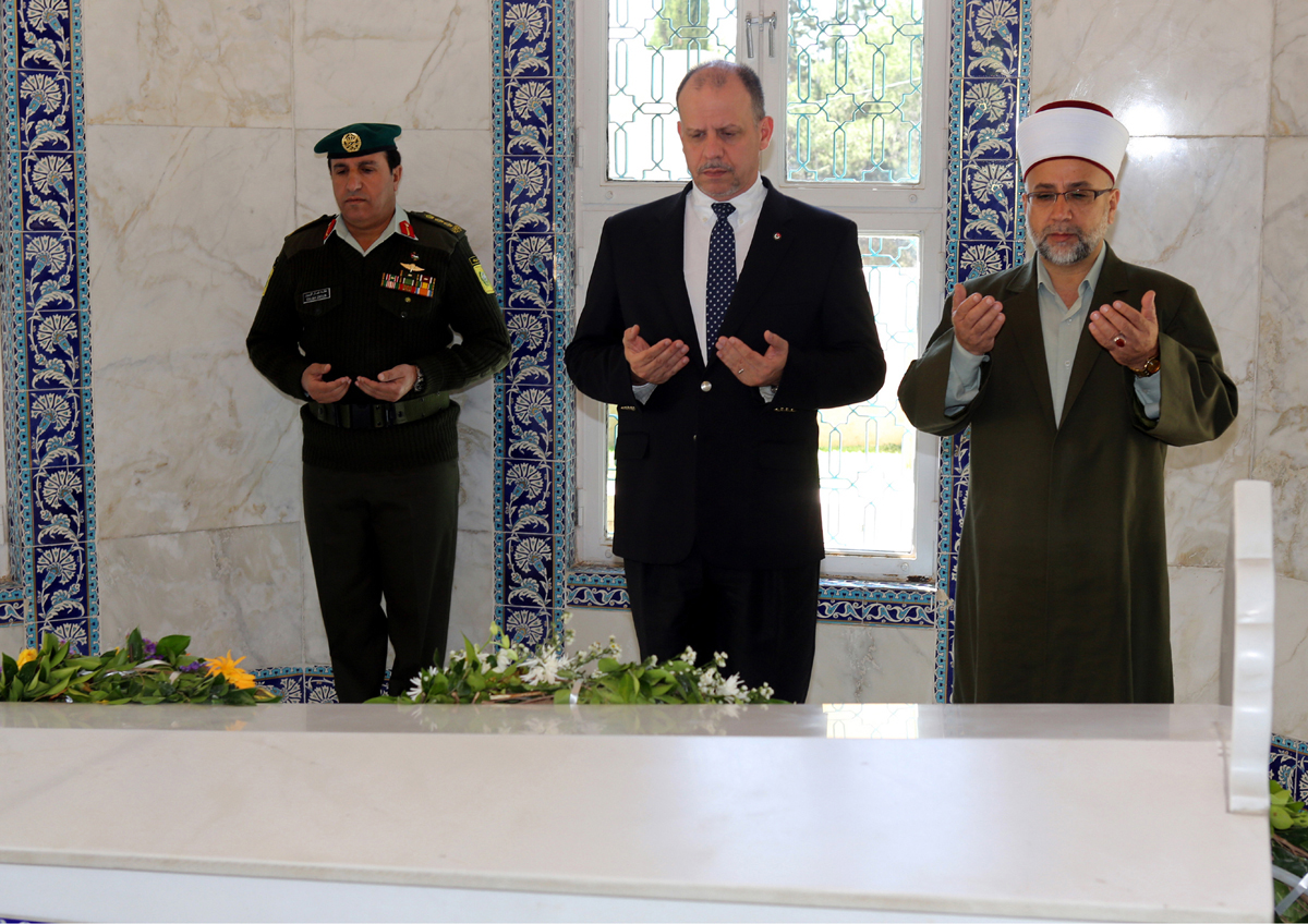 نائب الملك يزور ضريح المغفور لها الملكة زين الشرف