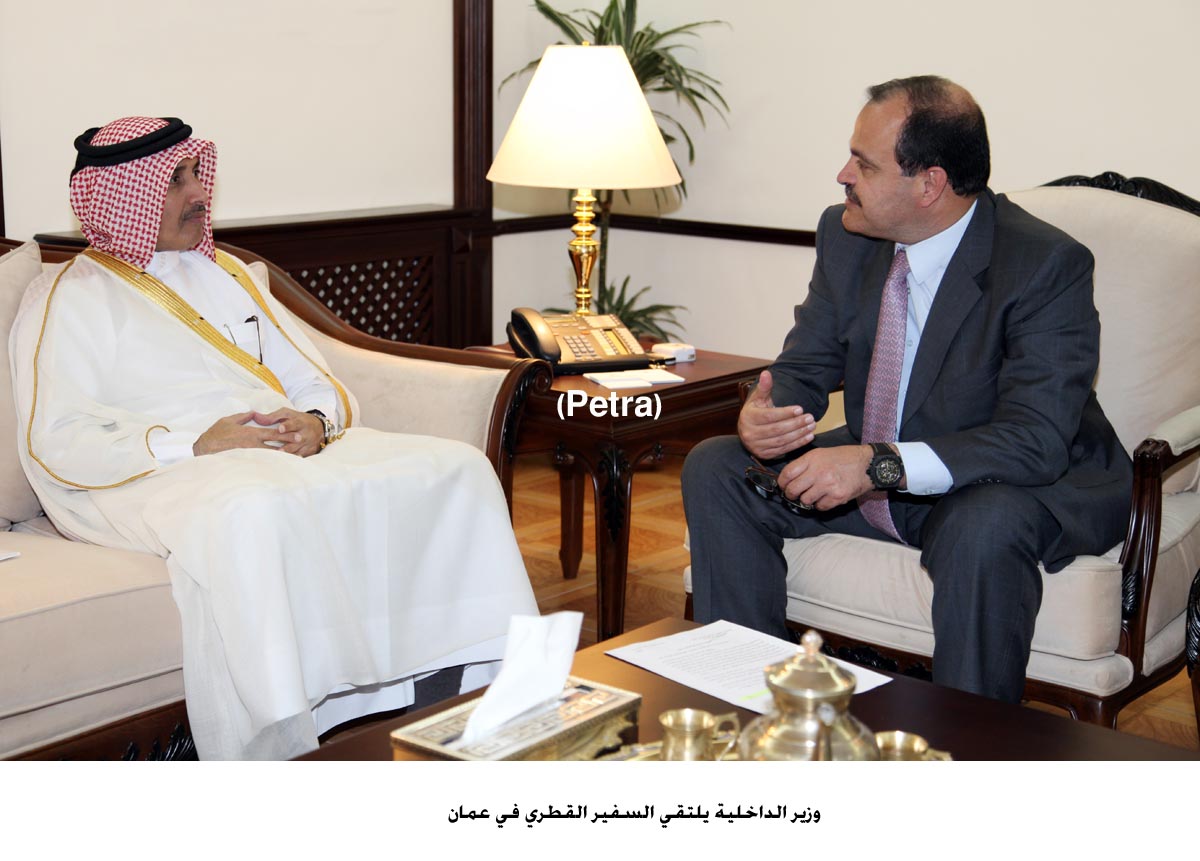 وزير الداخلية يلتقي السفير القطري في عمان