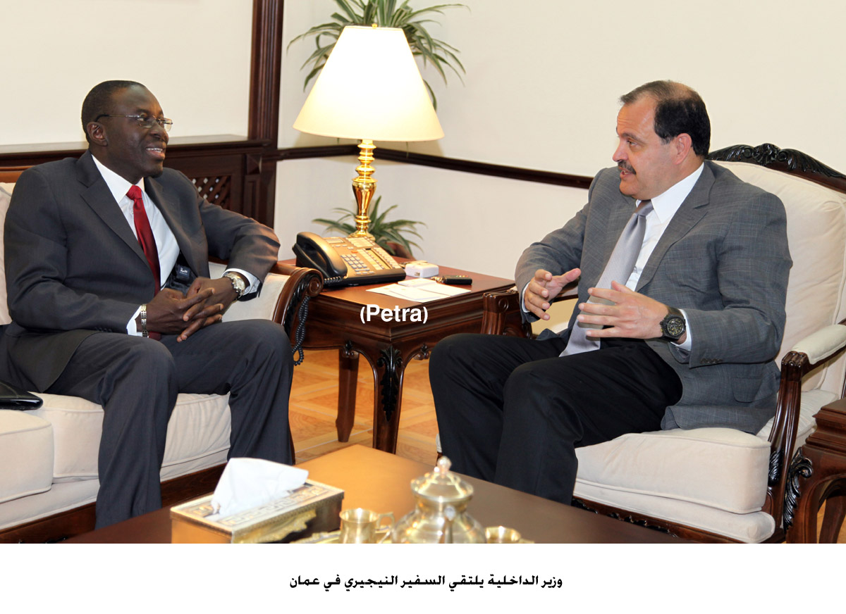 وزير الداخلية يلتقي السفير النيجيري في عمان