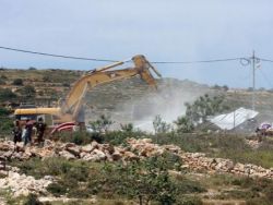 الاحتلال يهدم شبكة كهرباء ويجرف اراضي في الخليل