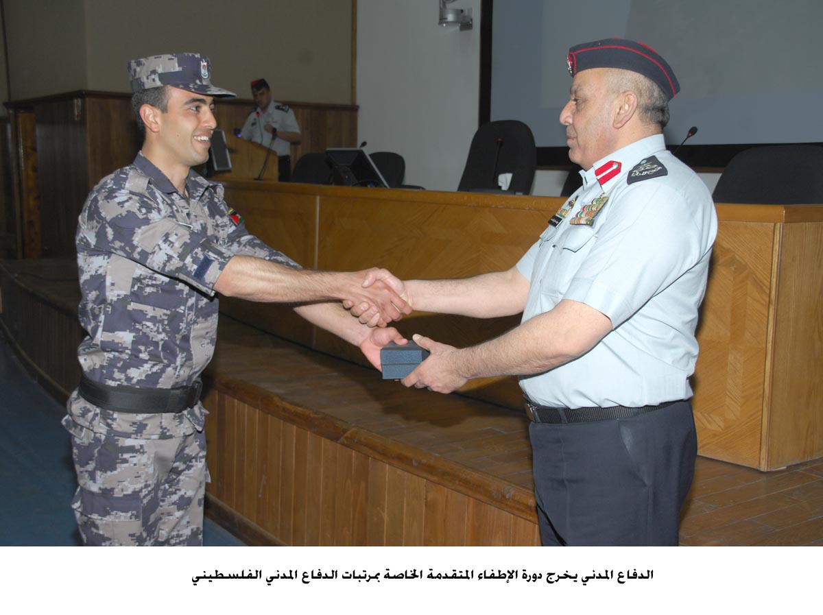 الدفاع المدني يخرج دورة الإطفاء المتقدمة الخاصة بمرتبات الدفاع المدني الفلسطيني