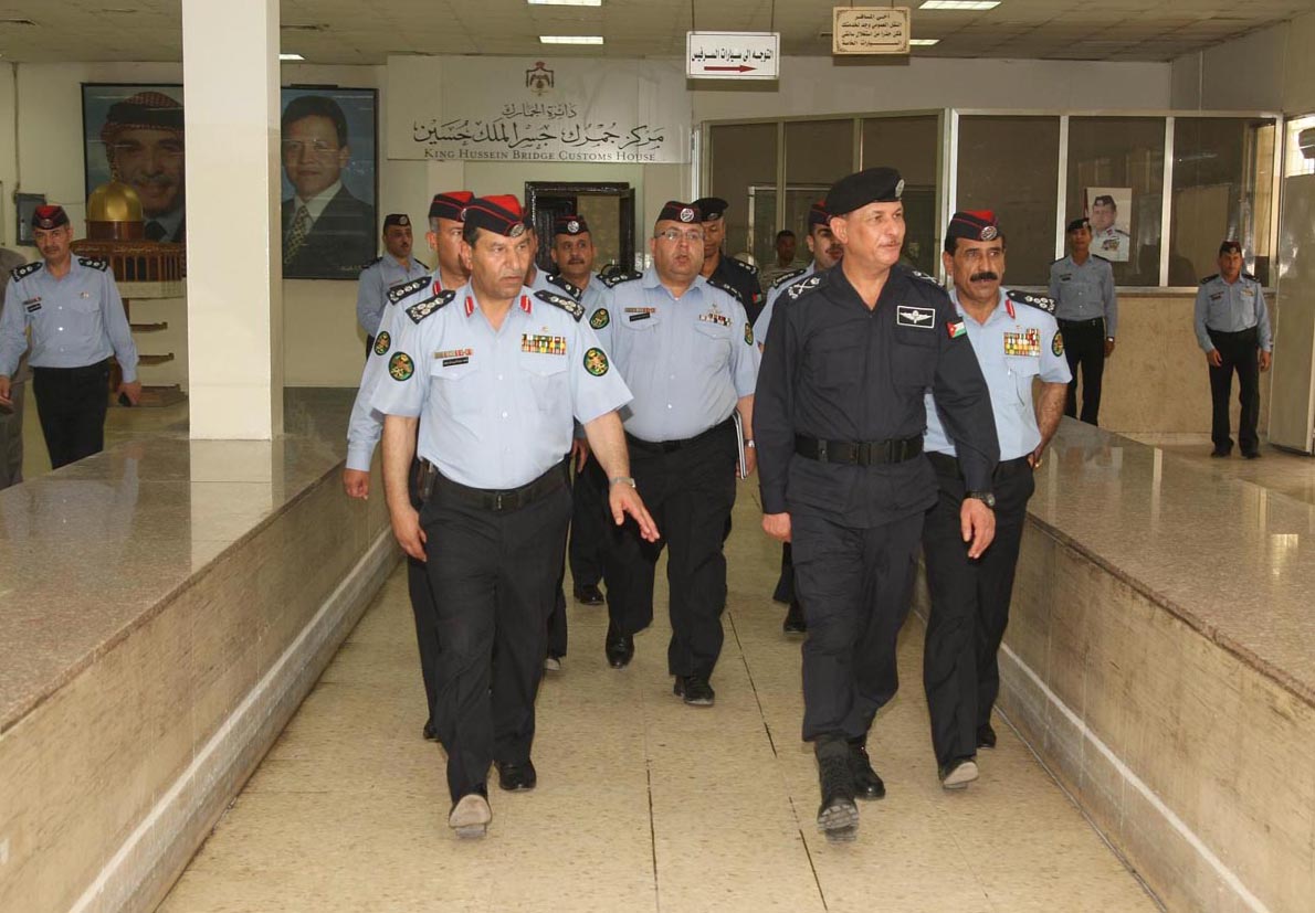 مدير الأمن العام يتفقد جسر الملك حسين وإدارة حماية الأسرة