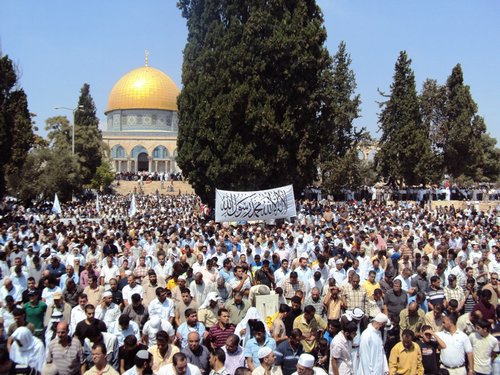 مئات المصلين والمرابطين يحتشدون في المسجد الاقصى لصد اقتحامات المستوطنين
