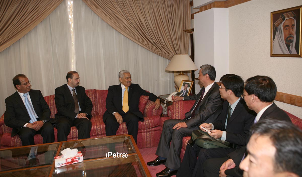 رئيس الوزراء يستقبل رئيس وكالة انباء الصين (شينخوا)