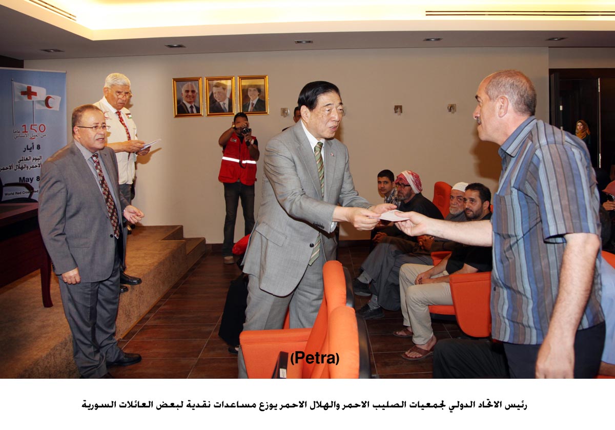 الهلال الاحمر الاردني يوزع طرودا على لاجئين سوريين في عمان