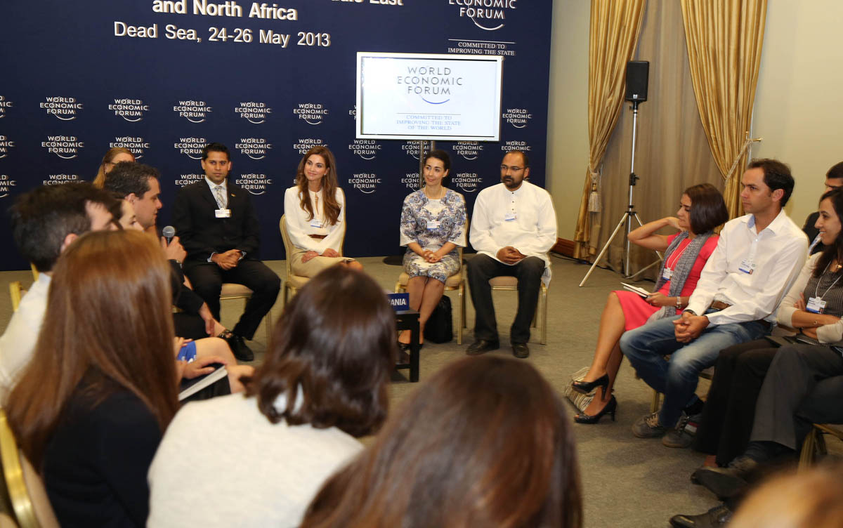 الملكة تلتقي عددا من أعضاء منظمة القيادات الشابة في العالم