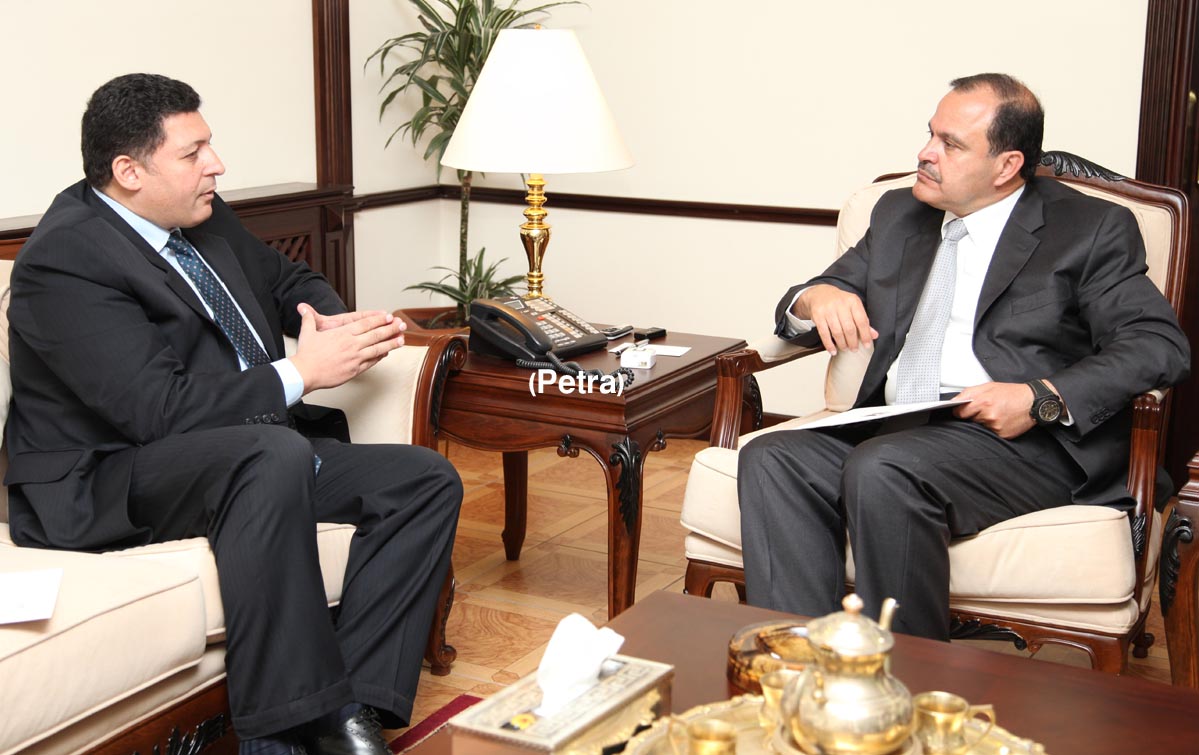 وزير الداخلية يلتقي السفير المصري في عمان