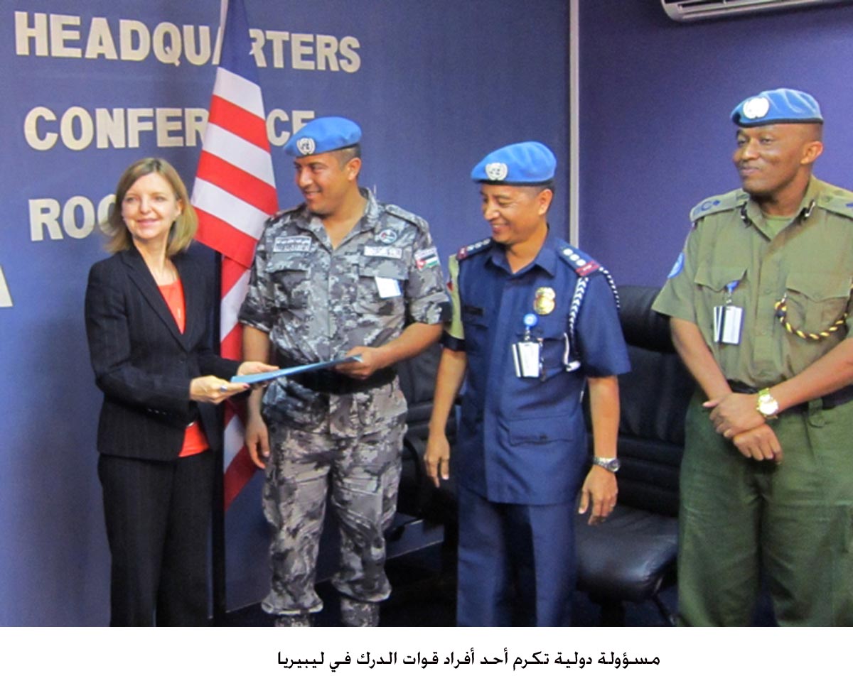 مسؤولة دولية تكرم أحد أفراد قوات الدرك في ليبيريا