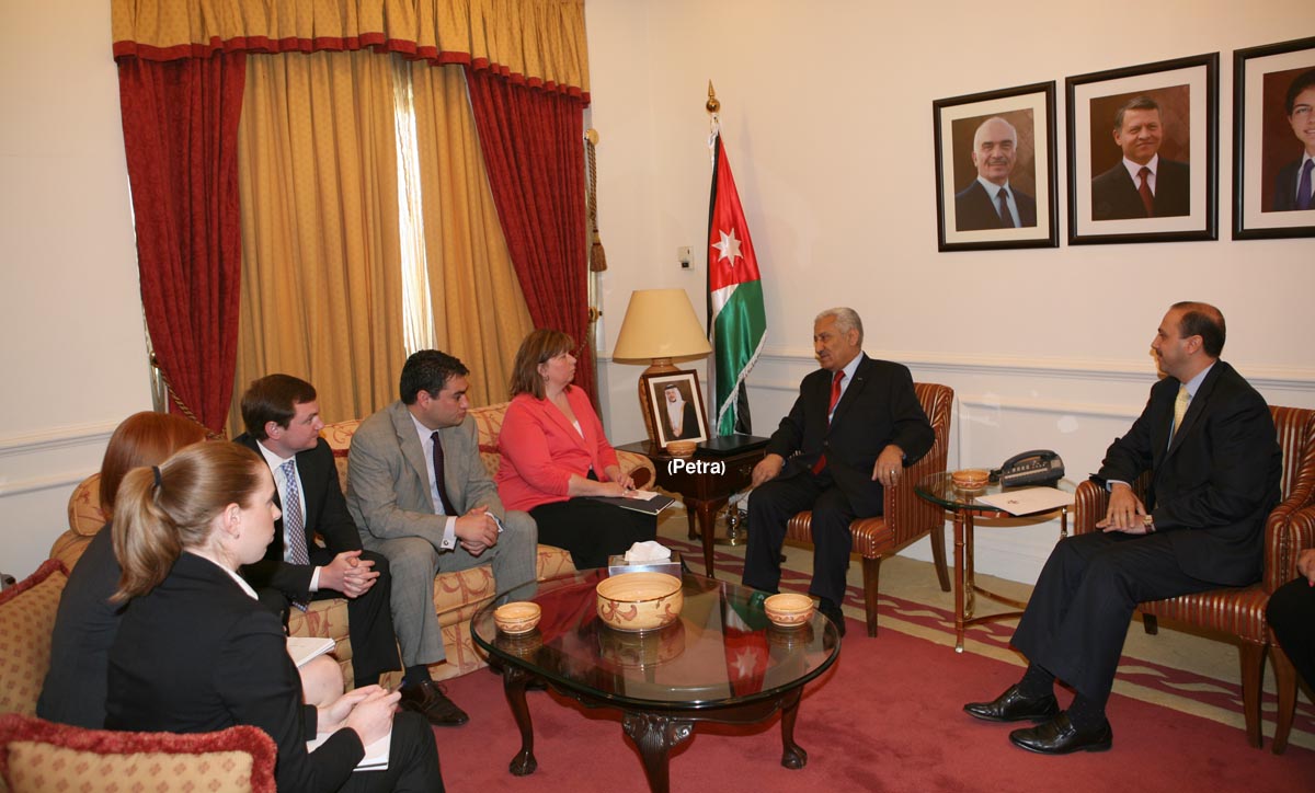 النسور يستقبل وفدا من مساعدي اعضاء مجلس الشيوخ الاميركي