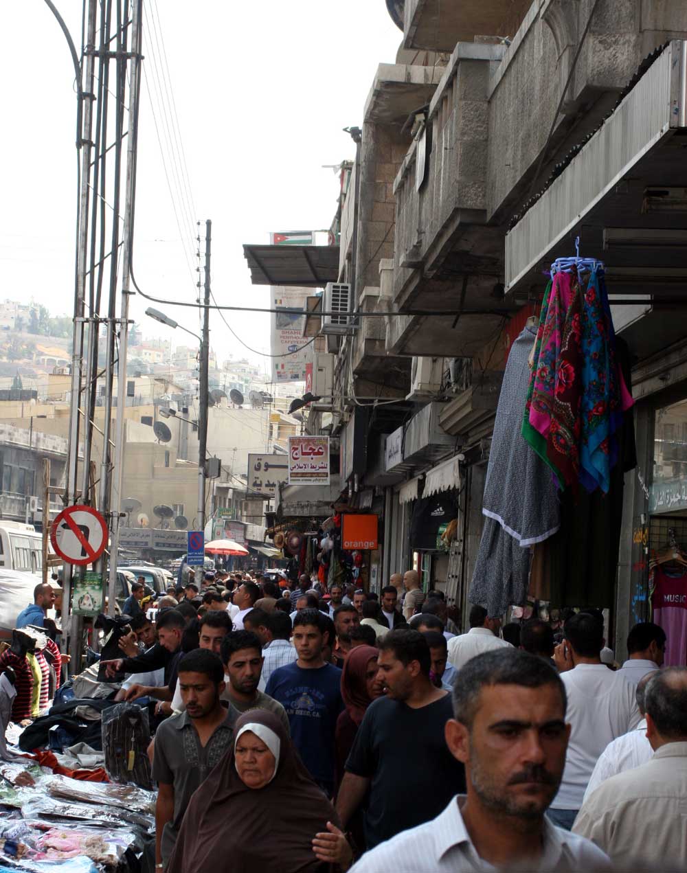 "العمل" تتعهد إغلاق المنشآت المشغلة للاجئين السوريين