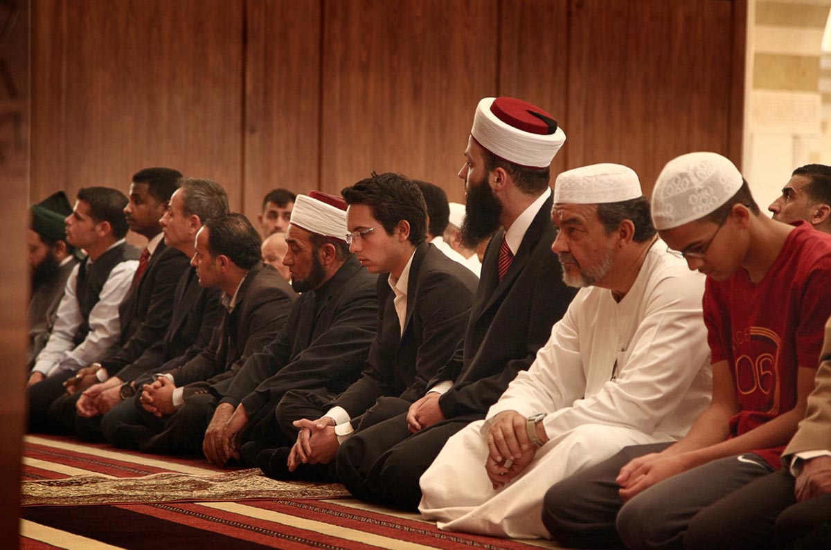 سمو الامير الحسين بن عبدالله الثاني ولي العهد يشارك جموع المصلين تأدية صلاة الجمعة في مسجد الملك الحسين بن طلال