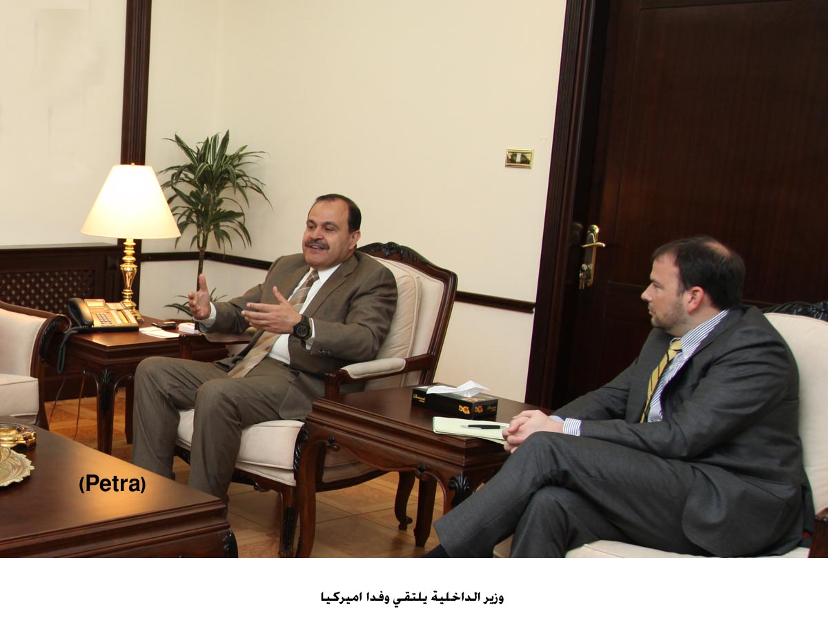 وزير الداخلية يلتقي وفدا اميركيا