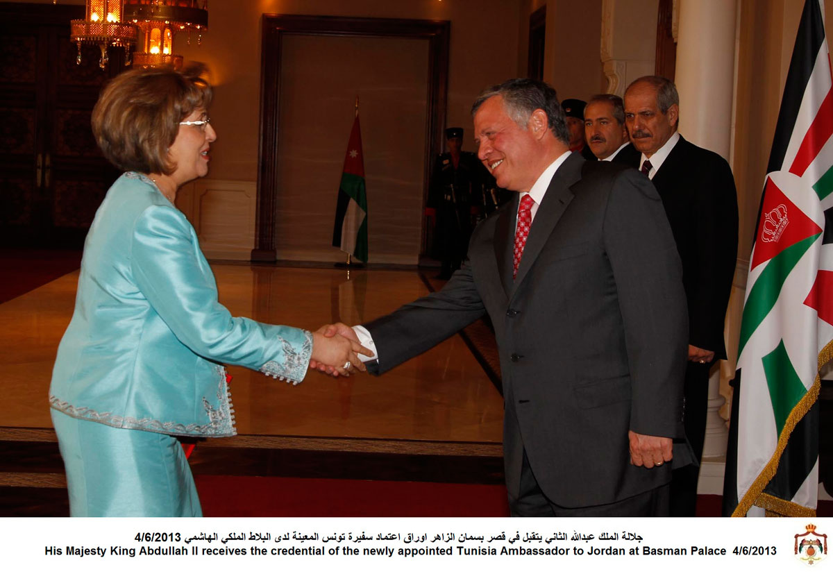 King accepts credentials of foreign envoys