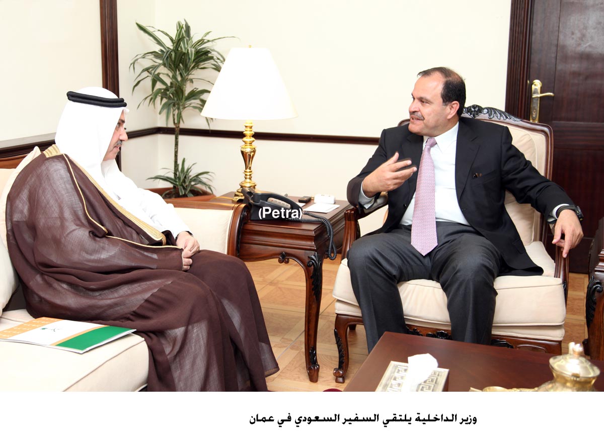وزير الداخلية يلتقي السفير السعودي في عمان