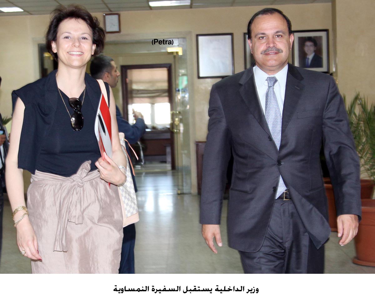 وزير الداخلية يبحث مع السفيرة النمساوية سبل تعزيز آفاق التعاون