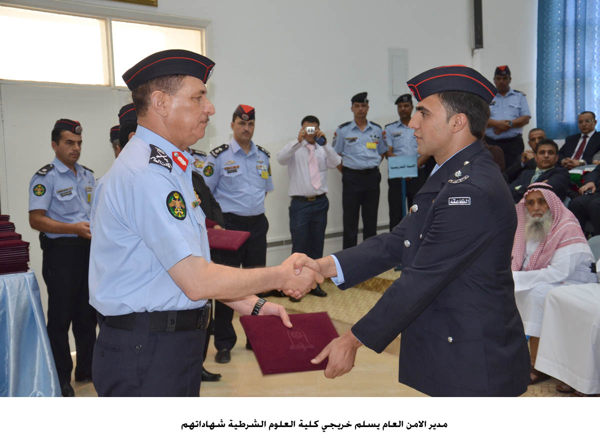 مدير الامن العام يسلم خريجي كلية العلوم الشرطية شهاداتهم