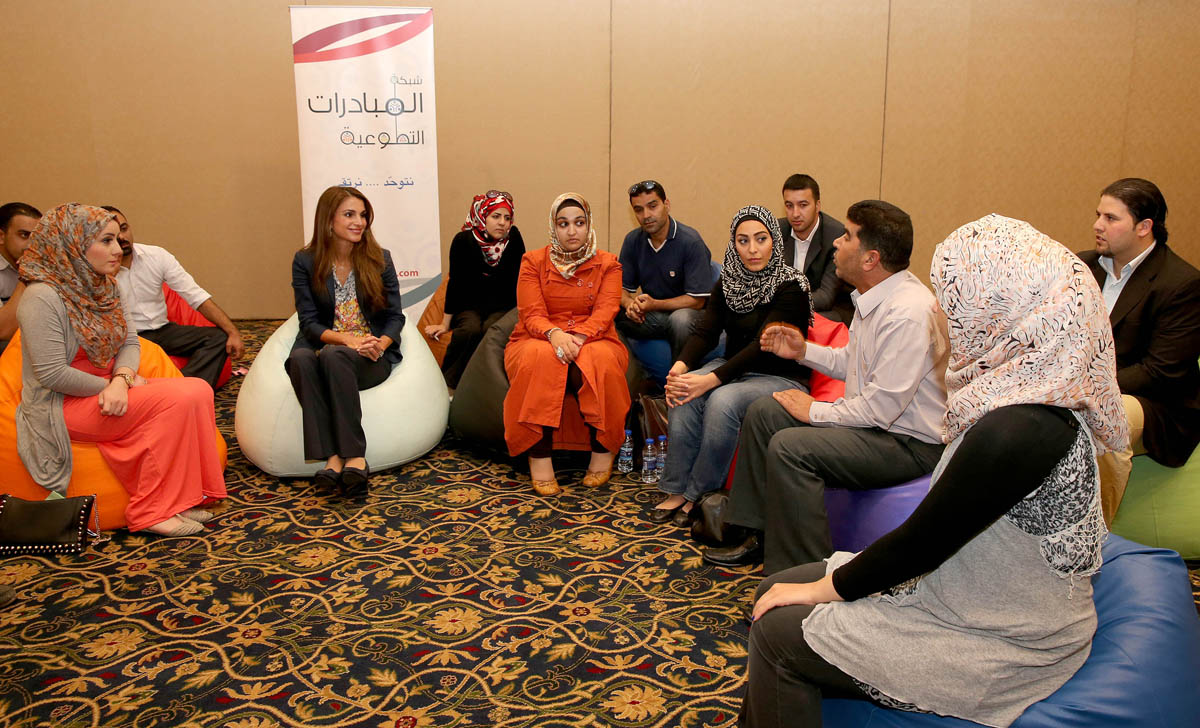 Queen Rania meets with members of the Voluntary Initiatives Network Society