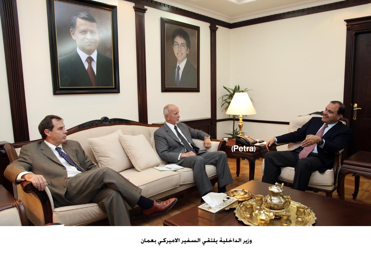 وزير الداخلية يلتقي السفير الاميركي بعمان