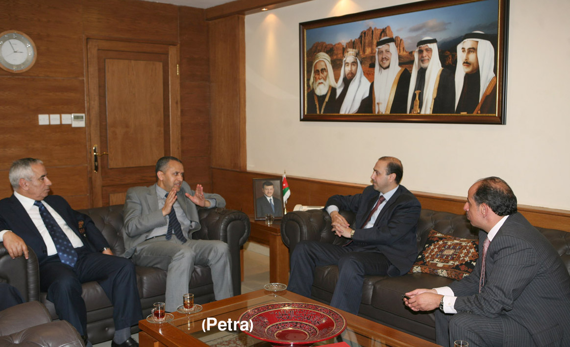 وزير الاعلام يلتقي مسؤولا مغربيا